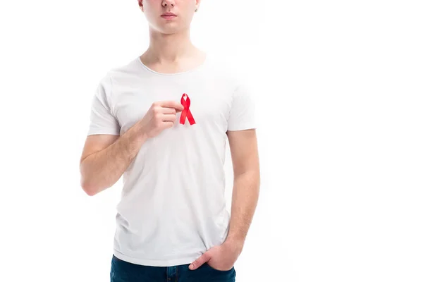 Image recadrée de l'homme mettant ruban rouge sur chemise isolée sur blanc, concept de journée mondiale sida — Photo de stock