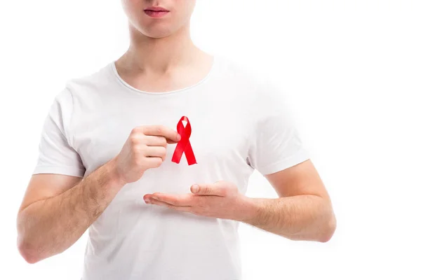 Imagen recortada de hombre mostrando cinta roja en camisa aislada en blanco, concepto del día del sida mundial — Stock Photo