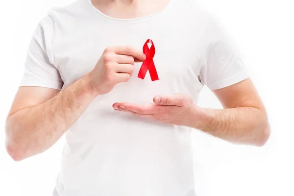 Sección media del hombre mostrando cinta roja en camisa aislada en blanco, concepto del día del sida mundial - foto de stock