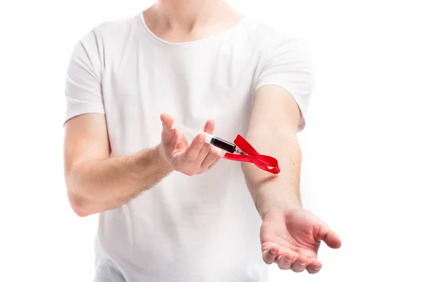 Image recadrée homme avec ruban rouge faisant test de hiv avec seringue isolé sur blanc, concept de journée mondiale sida — Photo de stock