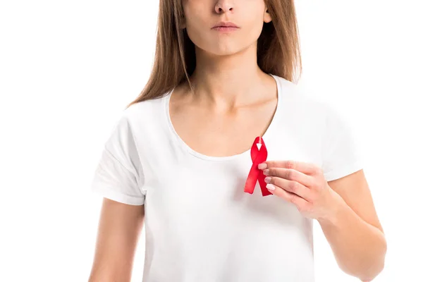 Image recadrée de la femme mettant ruban rouge sur chemise isolée sur blanc, concept de journée mondiale sida — Photo de stock
