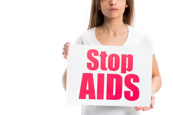 Imagem cortada de mulher segurando cartão com stop aids texto isolado no branco, conceito de dia ajudas mundo — Fotografia de Stock
