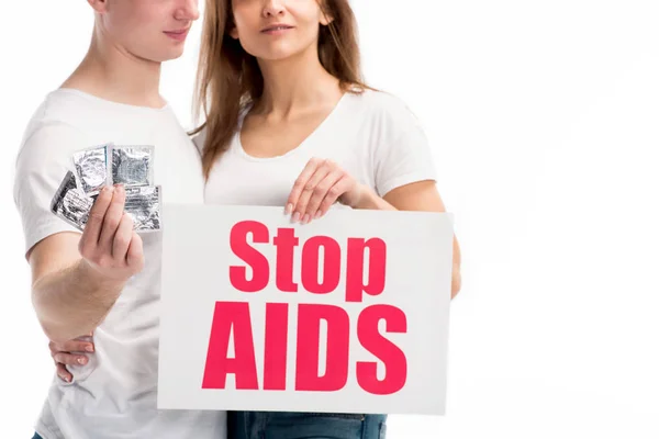 Abgeschnittenes Bild von Freund mit Kondomen und Freundin, die Karte mit Stophilfsmittel zeigt Text isoliert auf weiß — Stockfoto
