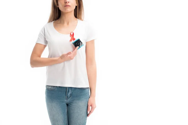 Imagem cortada de mulher segurando preservativo isolado em branco, conceito de dia ajudas mundo — Fotografia de Stock