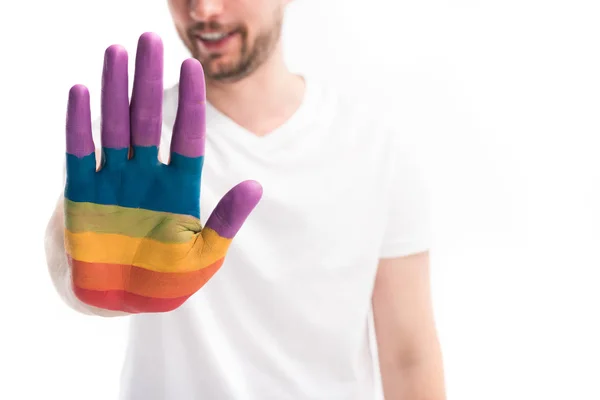 Image recadrée de l'homme homosexuel montrant peint à la main dans des couleurs de drapeau de fierté isolé sur blanc, concept de journée mondiale sida — Photo de stock