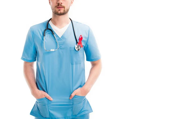 Imagem cortada de médico de pé com fita vermelha e estetoscópio isolado em branco, conceito de dia ajudas mundo — Fotografia de Stock