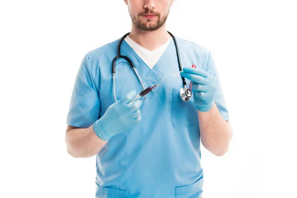 Immagine ritagliata del medico che tiene la siringa con il sangue isolato sul bianco, concetto di giornata mondiale degli aiuti — Foto stock