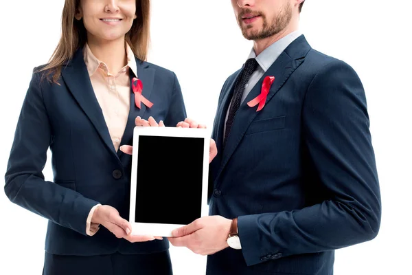 Immagine ritagliata di uomini d'affari con nastri rossi su tute che tengono tablet con schermo bianco isolato su bianco, concetto giornata aiuti mondo — Foto stock