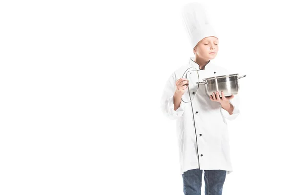 Portrait de garçon pré-adolescent en uniforme de chef avec casserole isolée sur blanc — Photo de stock