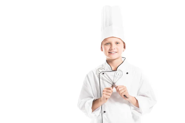 Retrato de niño preadolescente sonriente en uniforme de chef y sombrero con batidores aislados en blanco - foto de stock