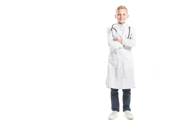 Préadolescent souriant garçon en manteau blanc médecins avec stéthoscope isolé sur blanc — Photo de stock