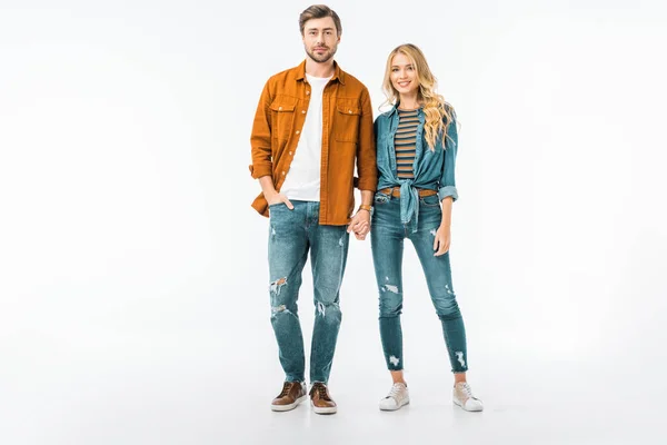 Feliz pareja tomados de la mano el uno del otro y mirando a la cámara aislada en blanco - foto de stock