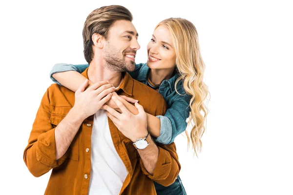 Heureux jeune couple embrasser et regarder l'autre isolé sur blanc — Photo de stock