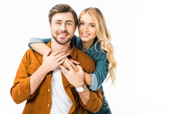 Porträt eines fröhlichen Paares, das sich isoliert auf Weiß umarmt — Stockfoto