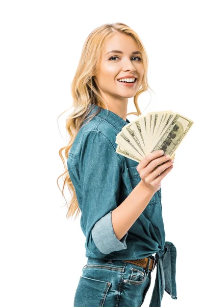 Красива усміхнена дівчина дивиться на камеру і тримає гроші ізольовані на білому — стокове фото