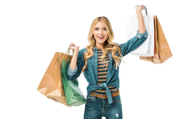 Bella donna sorridente che mostra borse colorate isolate sul bianco — Foto stock