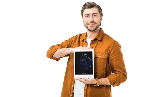 Jeune homme souriant montrant ipad isolé sur blanc — Photo de stock