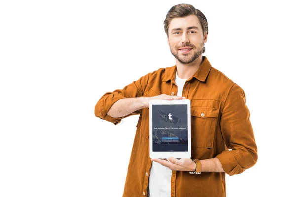 Homem feliz mostrando tablet digital com tumblr na tela isolado no branco — Fotografia de Stock