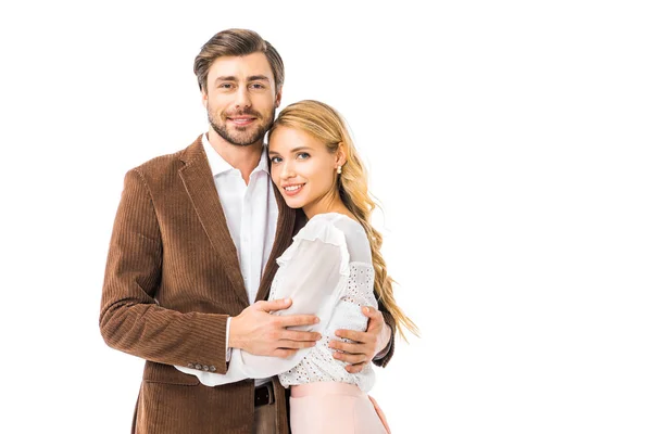 Sorrindo homem elegante na jaqueta abraçando namorada isolada no branco — Fotografia de Stock