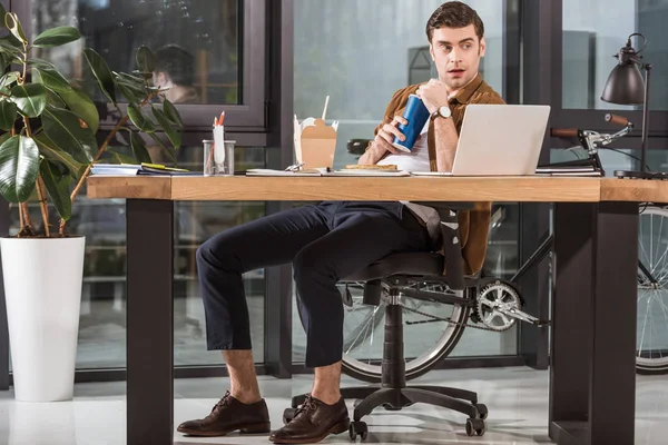 Bell'uomo d'affari che pranza sul posto di lavoro in ufficio — Foto stock