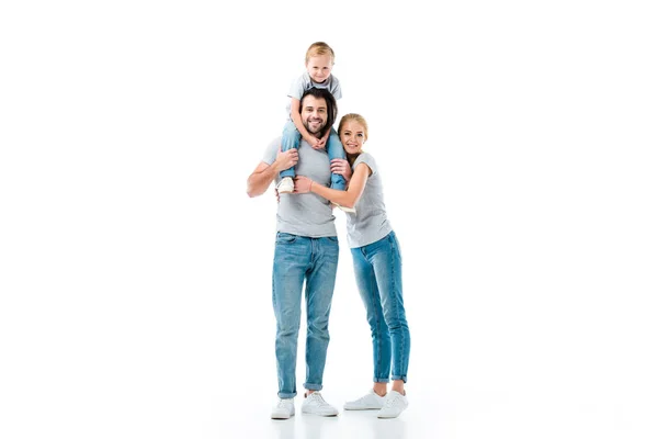 Щаслива сім'я обіймає один одного, посміхаючись і дивлячись на камеру ізольовано на білому — стокове фото