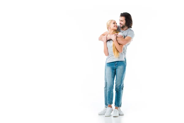 Couple romantique câlin et regarder l'autre isolé sur blanc — Stock Photo