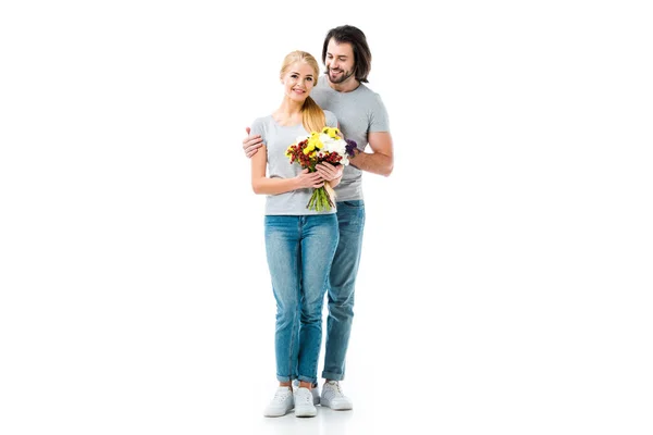 Abraço casal feliz e menina segurando flores isoladas no branco — Fotografia de Stock