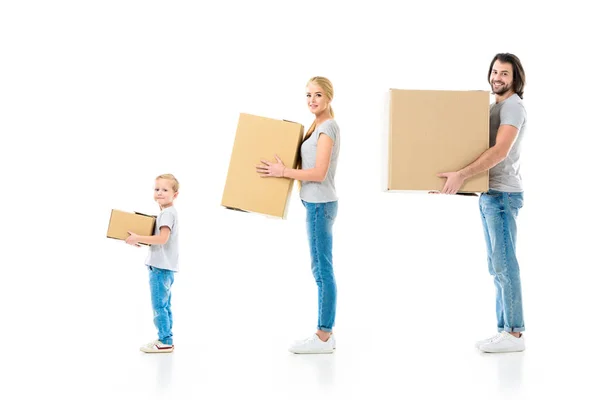 Familia feliz sosteniendo cajas y mirando a la cámara aislada en blanco - foto de stock