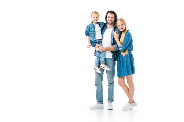 Hermosa familia abrazando y usando ropa de mezclilla aislada en blanco - foto de stock