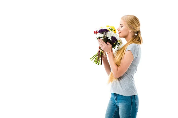 Hermosa chica oliendo ramo de flores aisladas en blanco — Stock Photo