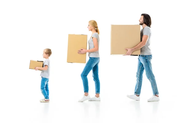 Padres elegantes y su hijo sosteniendo cajas aisladas en blanco - foto de stock