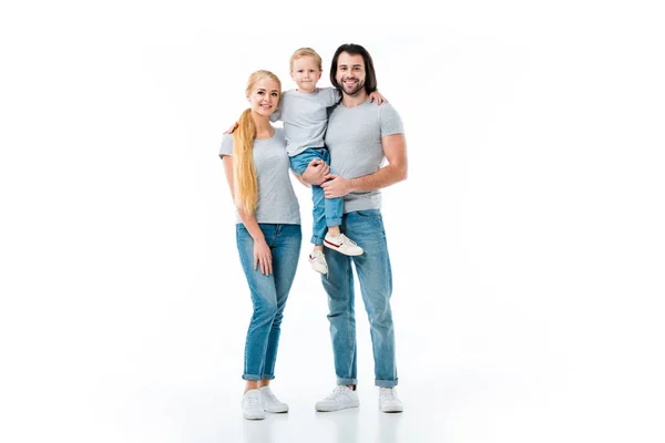Preciosa familia abrazando pequeño hijo aislado en blanco - foto de stock