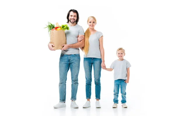 Familia feliz con bolsa de supermercado llena de comida sana aislada en blanco - foto de stock