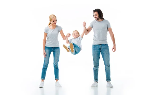 Батьки кидають дитину, тримаючи руки ізольовані на білому — стокове фото