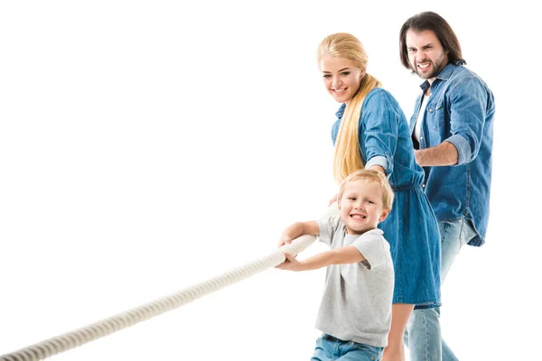 Familia feliz tirando de la cuerda y jugando tirón de la guerra aislado en blanco - foto de stock