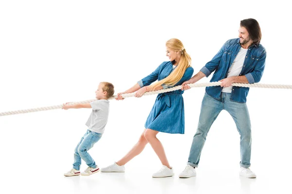 Família feliz puxando a corda e jogando puxão de guerra isolado no branco — Fotografia de Stock