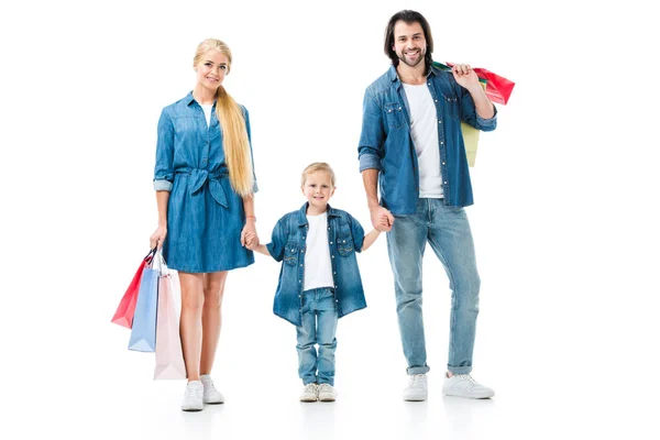 Adorável família com coloridos sacos de compras de mãos isoladas em branco — Fotografia de Stock