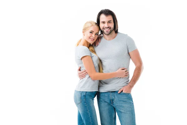 Charmant couple étreignant et souriant à la caméra isolée sur blanc — Photo de stock