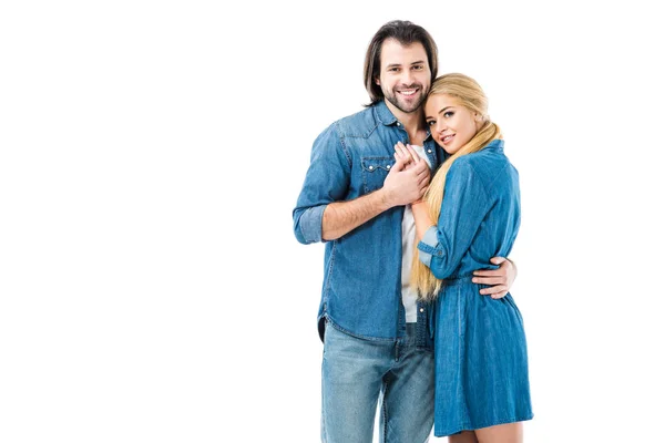 Schönes Paar in Jeans, Händchen haltend und vereinzelt auf weiß umarmt — Stockfoto