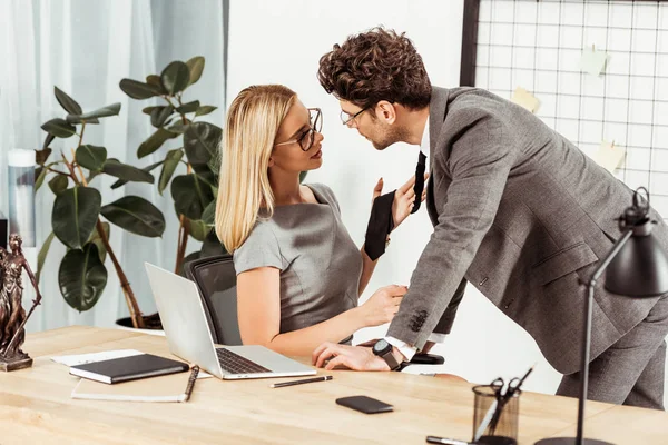 Jovens advogados flertando durante o dia de trabalho no escritório, conceito de romance de escritório — Fotografia de Stock