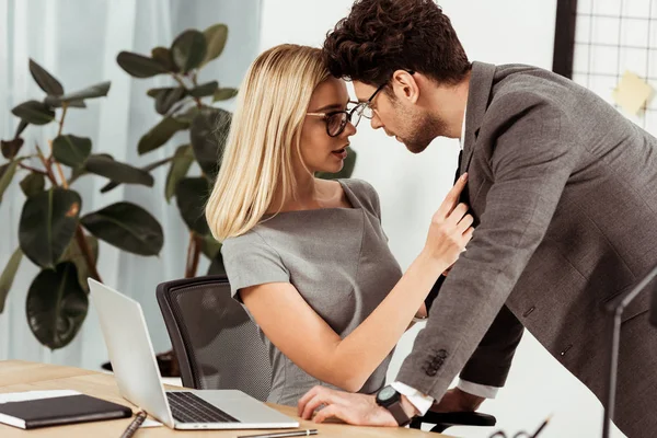 Visão lateral de colegas de negócios flertando no local de trabalho no escritório, offirce romance conceito — Fotografia de Stock