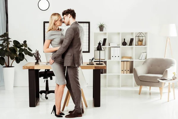 Giovani avvocati che si abbracciano mentre sono in carica, flirtano e concetto di romanticismo in ufficio — Foto stock