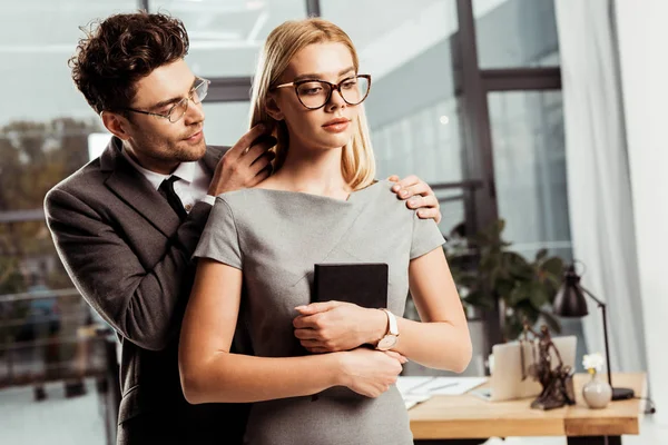 Retrato de advogado masculino flertando com colega no escritório, conceito de romance de escritório — Fotografia de Stock