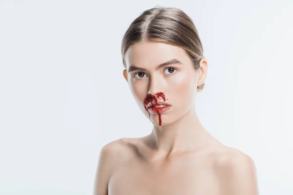 Mulher nua com sangue e lesão no rosto isolado em branco — Fotografia de Stock