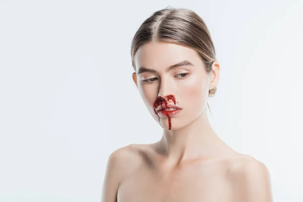 Mulher nua com sangue e lesão no rosto isolado em branco — Fotografia de Stock