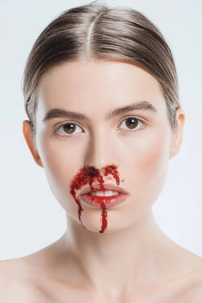 Крупный план женщины с кровью и травмой на лице, изолированной на белом — стоковое фото
