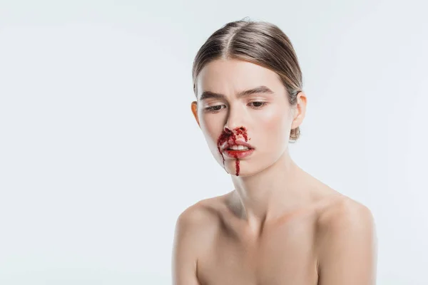 Mulher ferida com sangue no rosto após violência doméstica isolada em branco — Fotografia de Stock