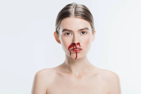 Mulher ferida com sangue no rosto após violência doméstica isolada em branco — Fotografia de Stock