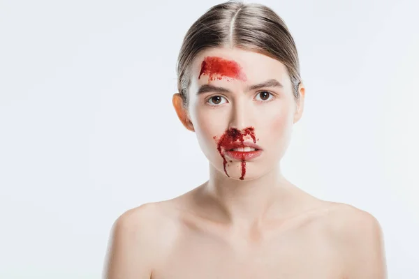 Жіноча жертва домашнього насильства з кров'ю на обличчі ізольована на білому — стокове фото