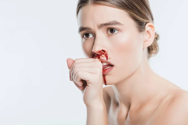 Крупним планом жіноча жертва домашнього насильства з кров'ю на обличчі ізольована на білому — стокове фото
